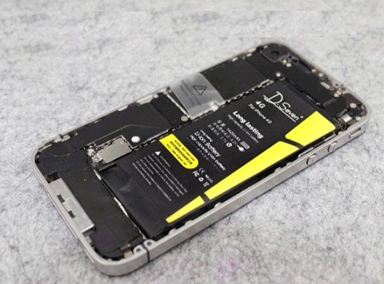 正在换电池的iphone4s