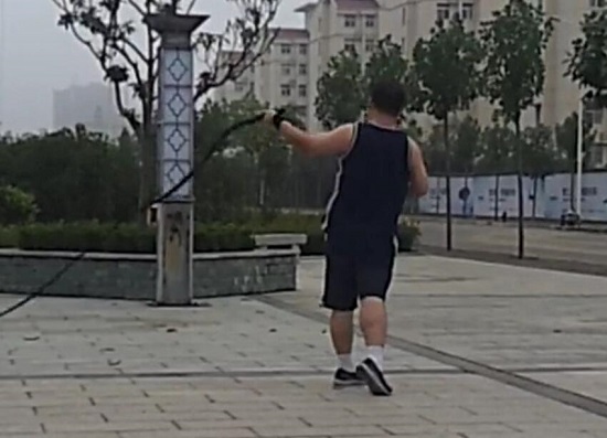 甩鞭者