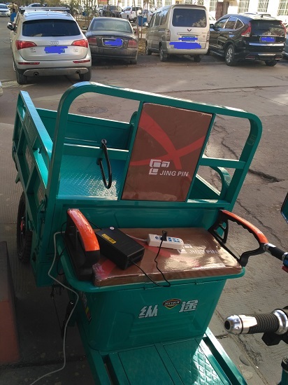 充电中的电动三轮车