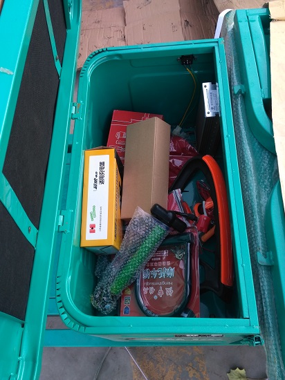 电动三轮车的工具箱和赠品