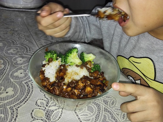 吃卤肉饭
