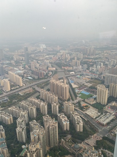 在室内观景平台拍摄的城市鸟瞰图