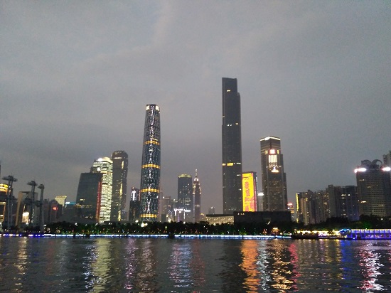 傍晚在江边拍摄的珠江夜景