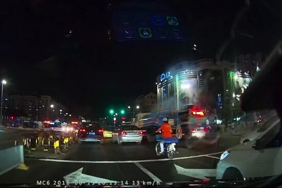 行车记录仪拍摄到的画面