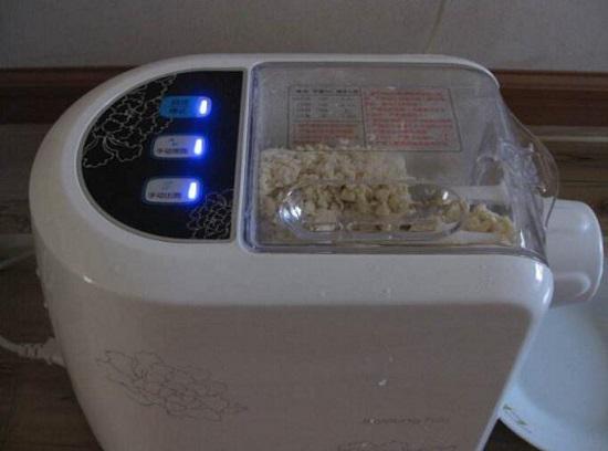 工作中的全自动面条机