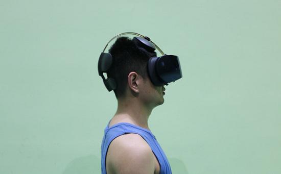 爱奇艺VR奇遇一体机佩戴效果