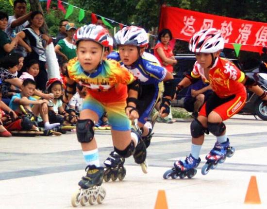 参加轮滑比赛的小朋友