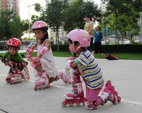 练习轮滑的小朋友