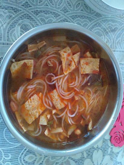 煮好的速食螺蛳粉