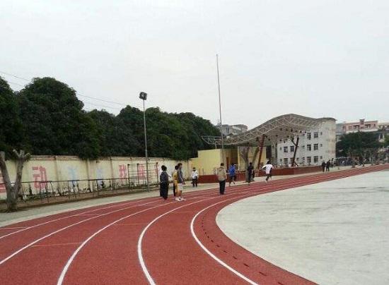 在操场跑步