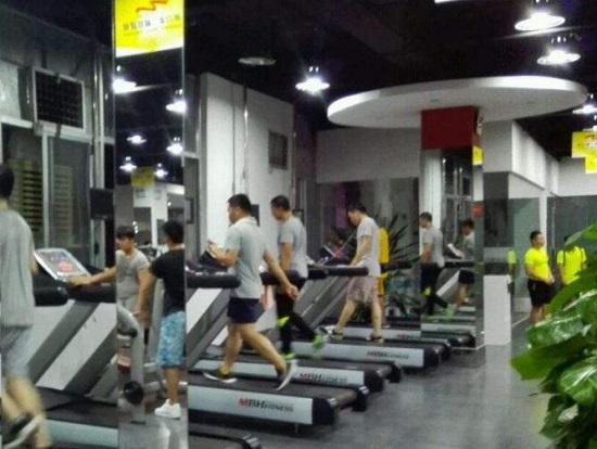在健身房跑步