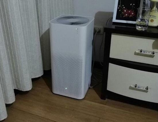 开足马力工作中的空气净化器