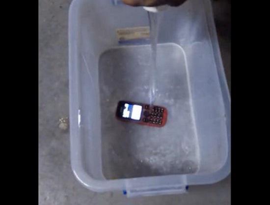 浸泡在无水酒精中的手机