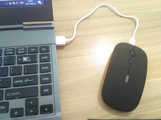 充电中的英菲克无线鼠标
