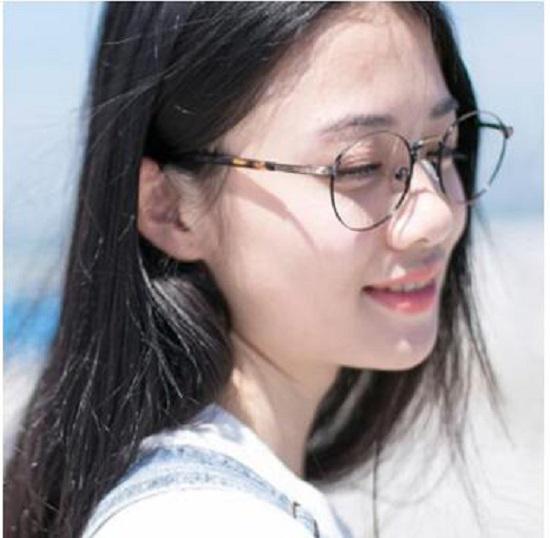 戴眼镜的女士