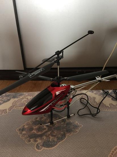 充电中的遥控直升飞机