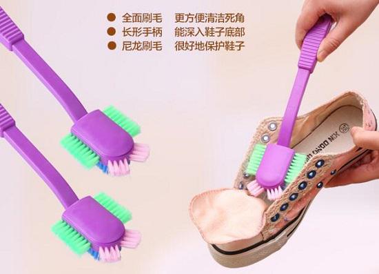 用专用洗鞋刷洗鞋