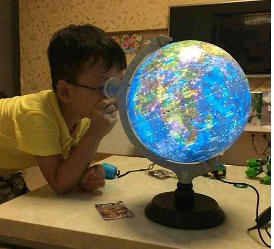 亮灯后的地球仪
