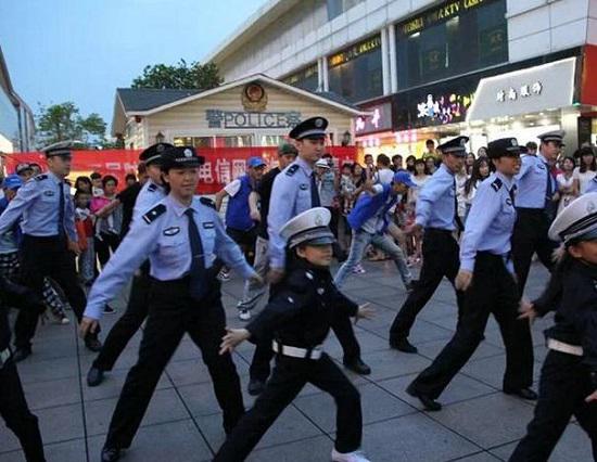 舞动的警察