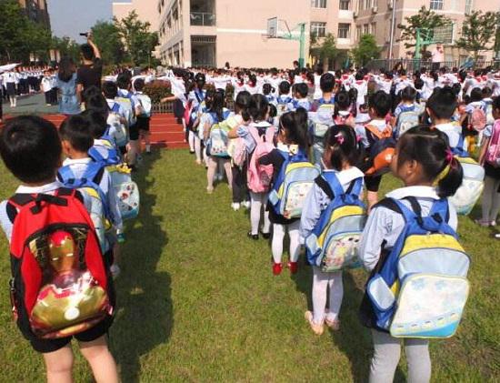 上学途中的孩子