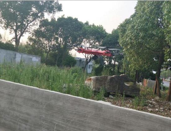 飞行中的童励四旋翼无人机