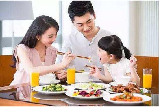 一家人吃饭