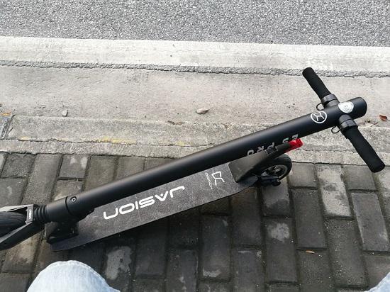折叠后的轻便型电动滑板车