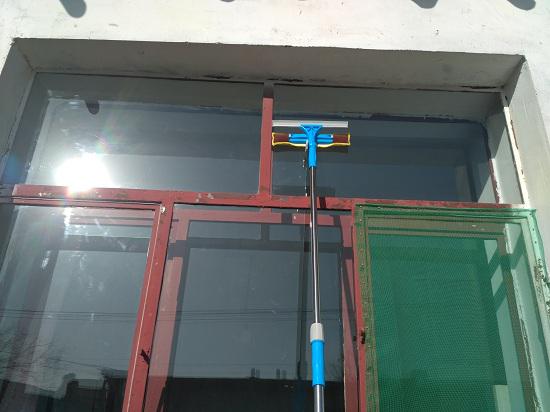擦窗户玻璃