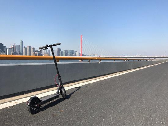 路边的电动滑板车