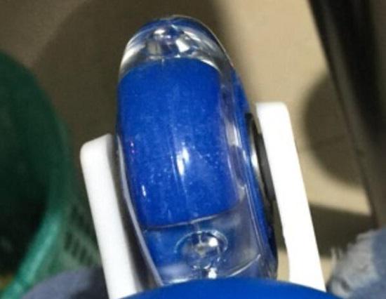 单薄的塑料刀架