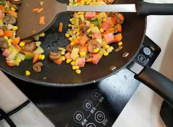 电磁炉炒菜