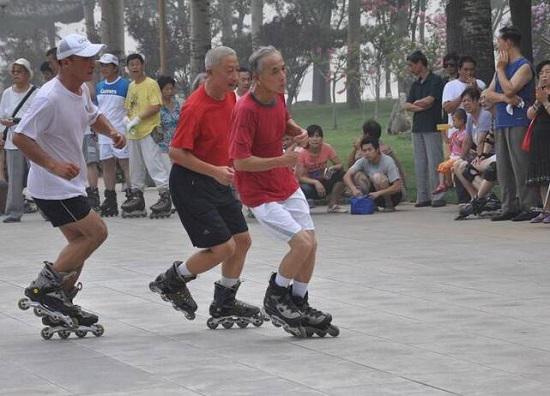 参加轮滑运动的老年人