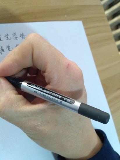 错误的握笔姿势