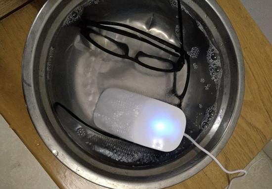 使用超声波洗衣器清洗眼镜