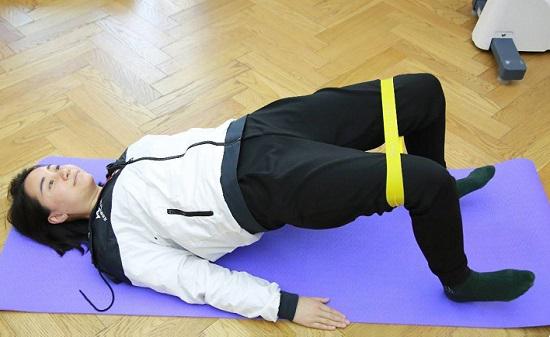 用弹力带进行挺身训练