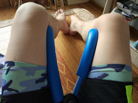 用夹腿器进行锻炼