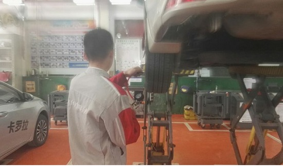 给小威做全车检查