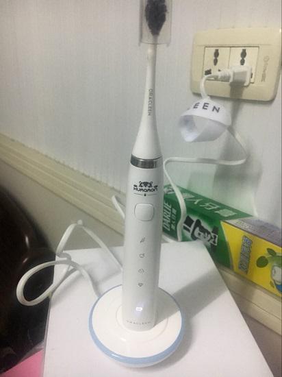 充电中的小欧电动牙刷