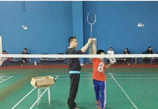 练习羽毛球