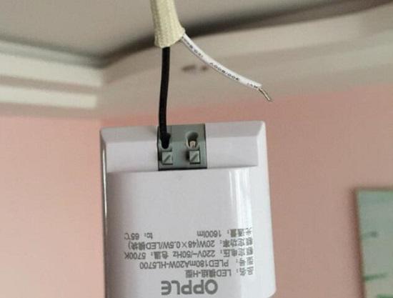 给兼容型LED灯管连接电源