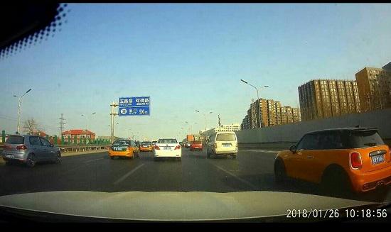 行车记录仪拍摄画面
