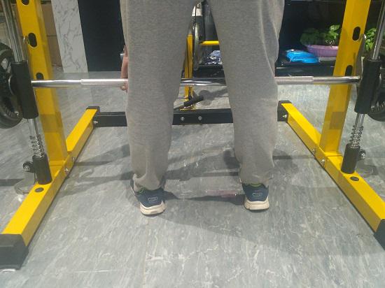 在史密斯机上进行杠铃硬拉