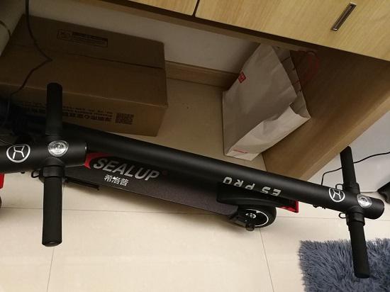 折叠后的希洛普迷你型电动滑板车