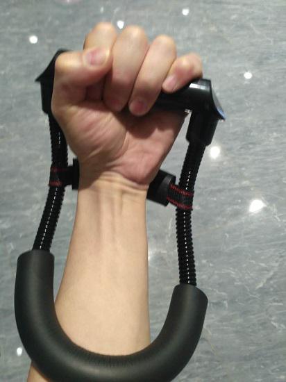 用腕力器练腕力