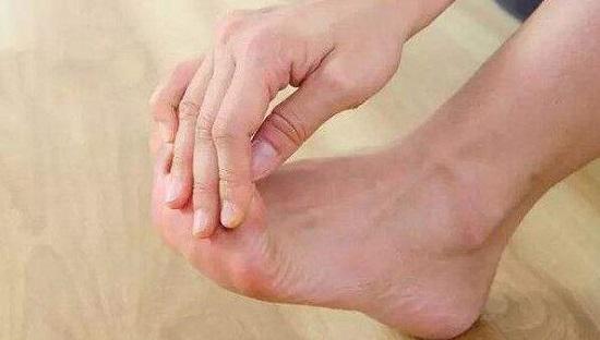 脚趾抽筋