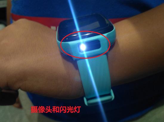 360 7C儿童电话手表的闪光灯和摄像头