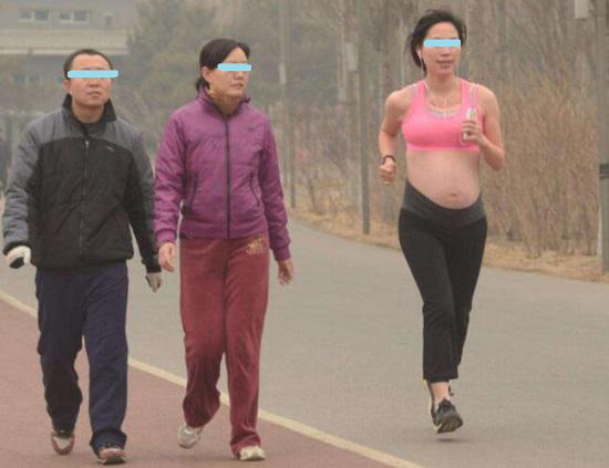 奔跑的孕妇