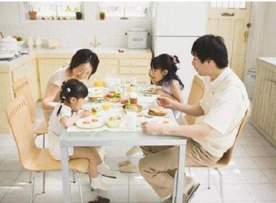 全家人一起吃饭