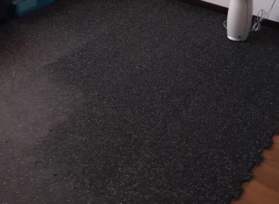 带锁齿的橡胶地垫