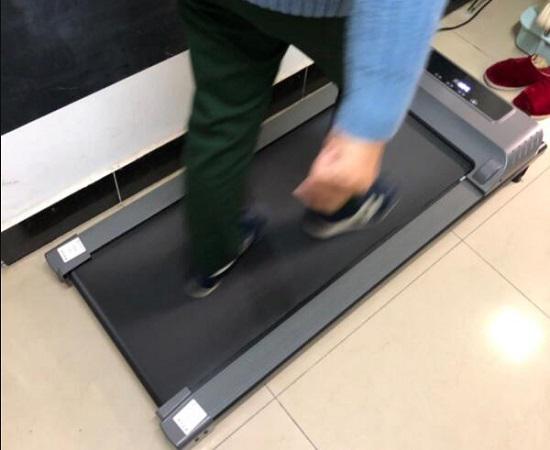 在跑步机上行走